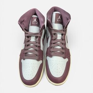 Nike Air Jordan 1 Mid-Woman’s